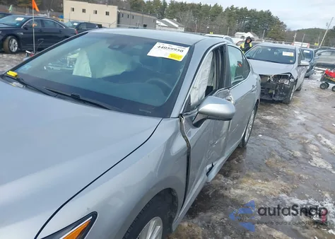 2018 Toyota Camry Le z USA, uszkodzony, nr VIN 4T1B11HK2JU579659